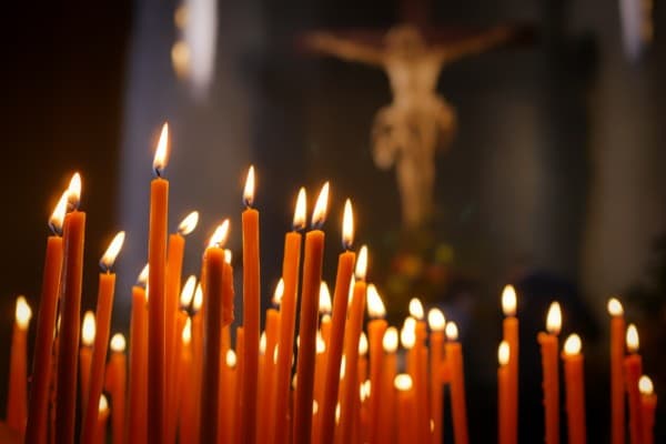 Распятие, свечи в церкви